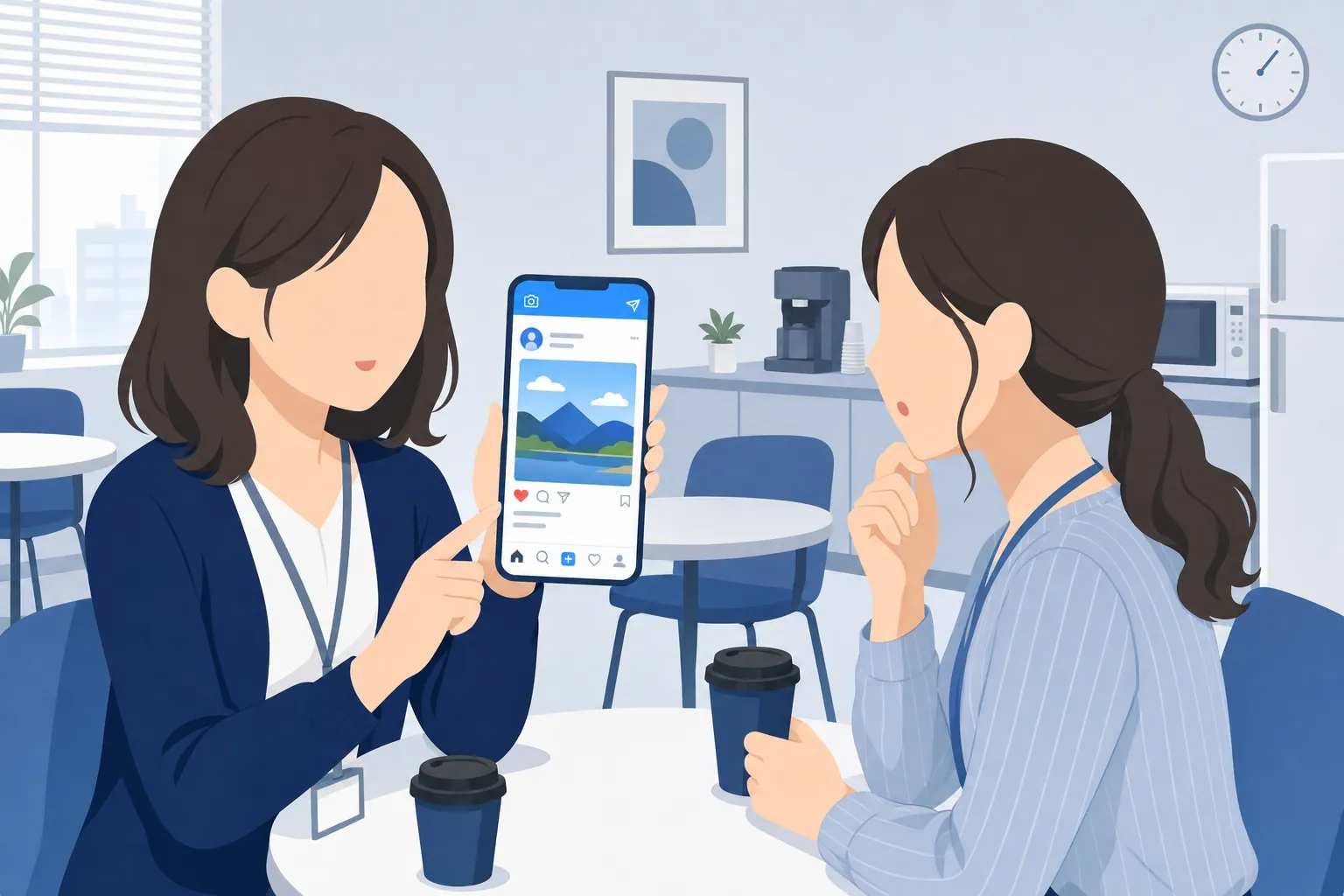 職場の休憩室で同僚と雑談しながら、スマホのSNS画面がちらりと見えているシーン